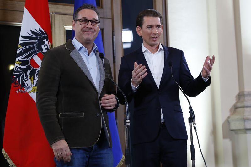 © Reuters. Head of the FPOe Strache and head of the OeVP Kurz address a news conference in Vienna