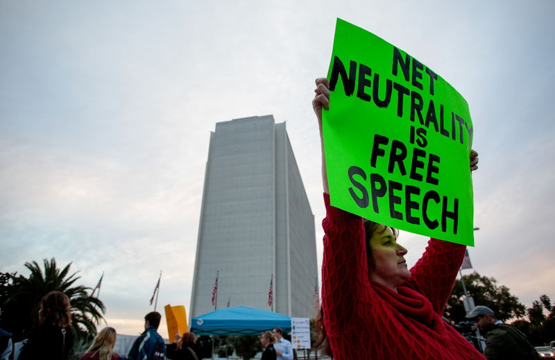 © Reuters. Supporters of Net Neutrality protest the FCC's recent decision to repeal the program in Los Angeles