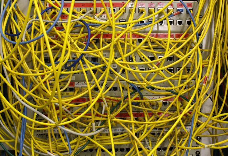 © Reuters. FILE PHOTO - Ethernet cables used for internet connections are pictured in a Berlin office