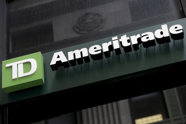 © Reuters. FILE PHOTO - A TD Ameritrade sign is seen outside a branch in the financial district in New York