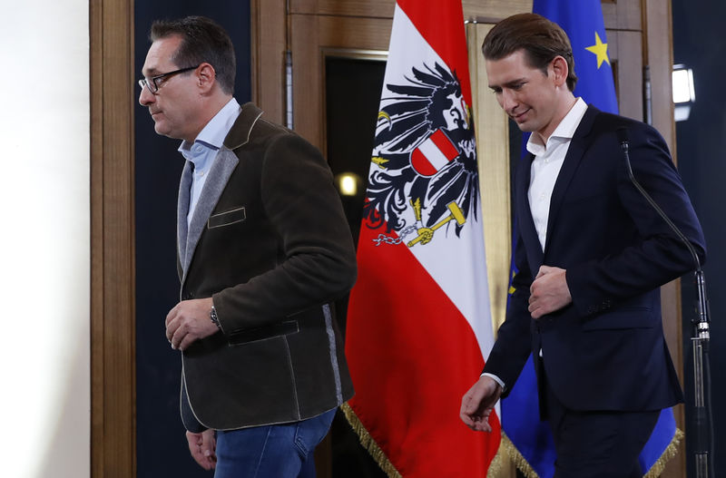 © Reuters. حزب الشعب النمساوي يبرم اتفاقا مع حزب يميني متطرف لإشراكه في الحكومة