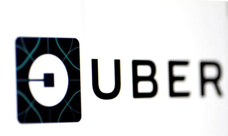 © Reuters. FILE PHOTO - The Uber logo is seen on a screen in Singapore