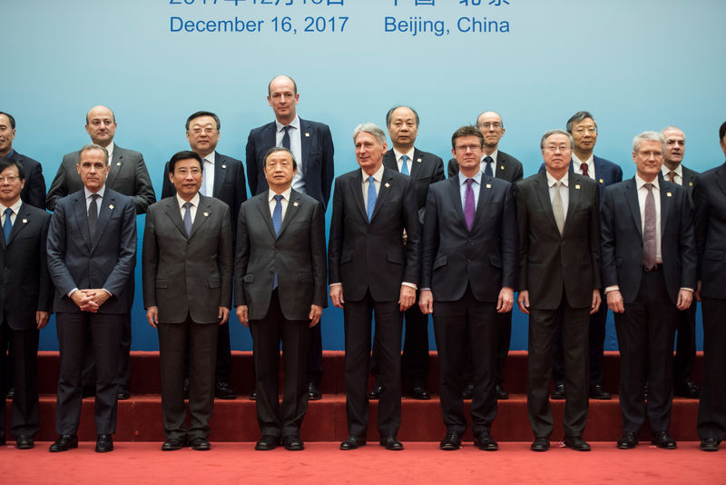 © Reuters. Britain's Chancellor of the Exchequer Philip Hammond and Chinese Vice Premier Ma Kai pose with delegates during the UK-China Economic Financial Dialogue at the Diaoyutai State Guesthouse in Beijing