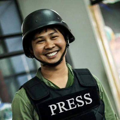 © Reuters. صحفيون من ميانمار سيرتدون قمصانا سوداء احتجاجا على اعتقال صحفيين من رويترز