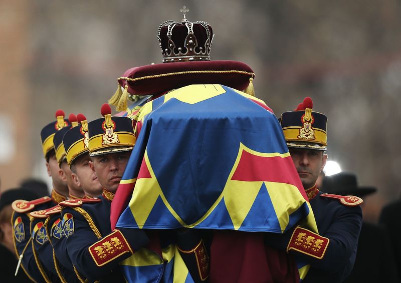 © Reuters. Miles de rumanos lloran la muerte del rey Miguel