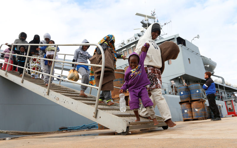 © Reuters. La guardia costera libia rescata a más de 250 inmigrantes que intentaban llegar a Italia