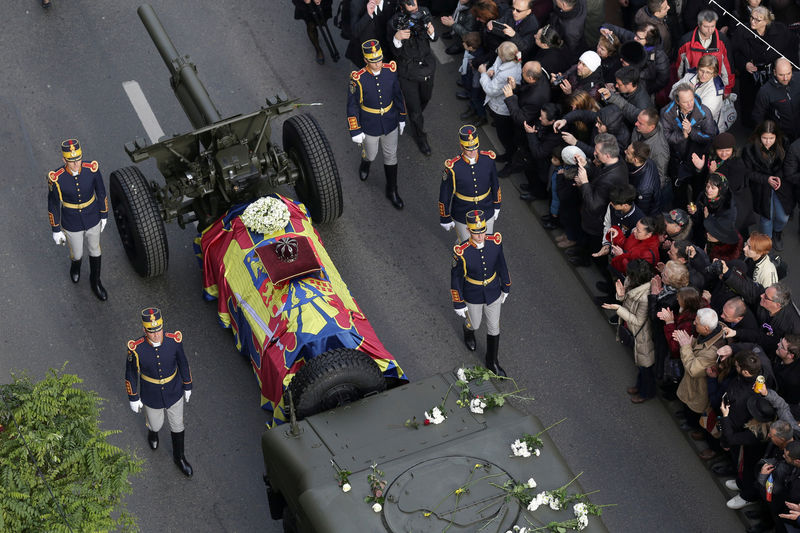 © Reuters. الآلاف في رومانيا يشيعون جثمان الملك السابق ميخائيل