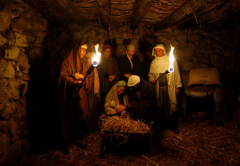 © Reuters. FILE PHOTO: Israeli Arabs perform nativity scene in Nazareth