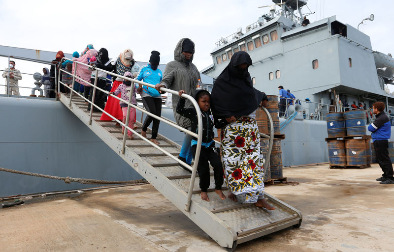 © Reuters. خفر السواحل الليبي ينقذ أكثر من 250 مهاجرا لدى محاولتهم الوصول إلى إيطاليا