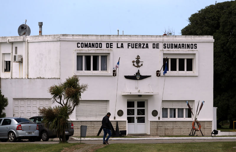 © Reuters. Argentina despide al jefe de la Armada tras la desaparición de un submarino