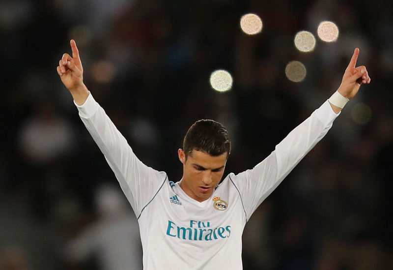 © Reuters. Un gol de falta de Cristiano Ronaldo da al Real Madrid un nuevo Mundial de Clubes