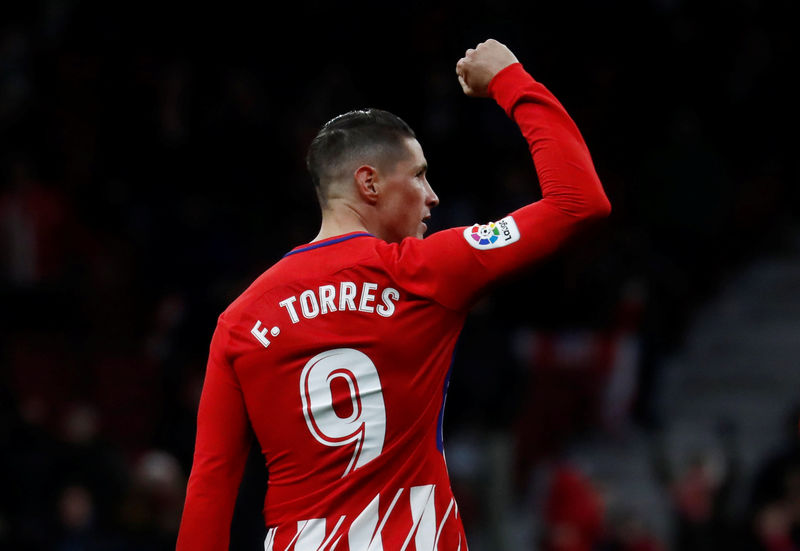 © Reuters. El delantero del Atlético de Madrid Fernando Torres celebra el gol de la victoria ante el Deportivo Alavés, en un partido de la Liga española disputado en el Wanda Metropolitano,