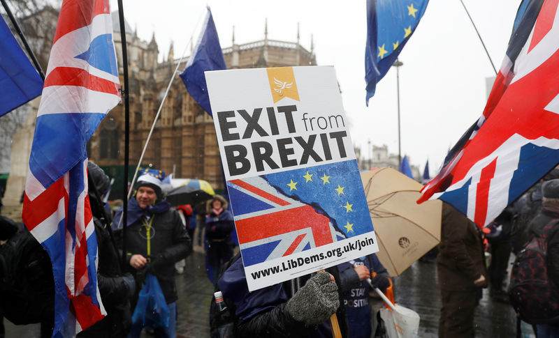 © Reuters. استطلاع-أكثر من نصف البريطانيين يريدون الآن البقاء في الاتحاد الأوروبي