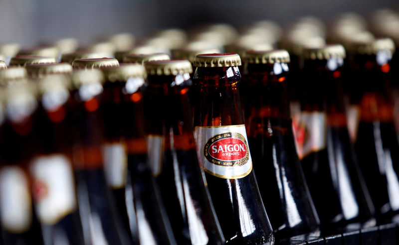 © Reuters. FILE PHOTO: Bottles of beer move along a production line at a factory of Saigon Beer Corporation (Sabeco) in Hanoi