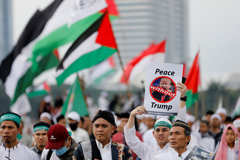 © Reuters. عشرات الآلاف من الإندونيسيين يحتجون على قرار ترامب بشأن القدس