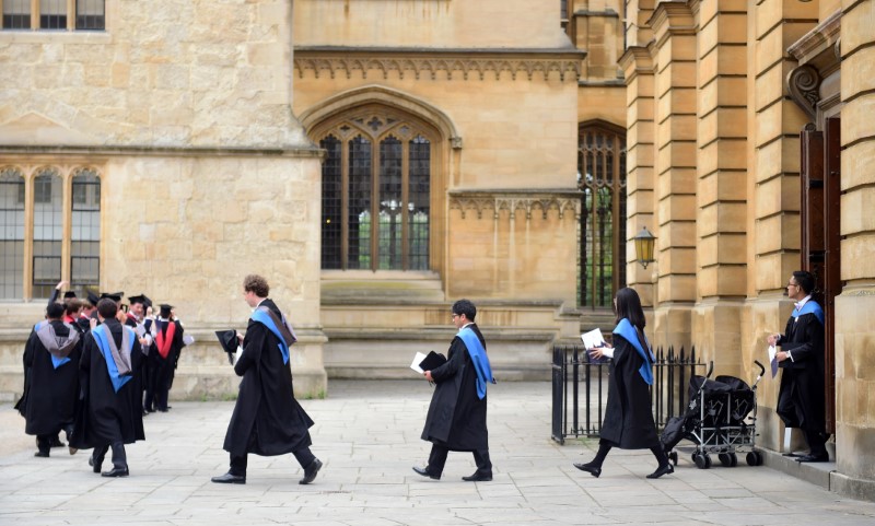 © Reuters. Graduates leave the Sheldonian Theatre after a graduation ceremony at Oxford University