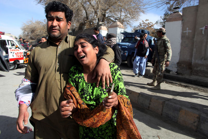 © Reuters. Hombres armados matan a cinco personas en una iglesia en Pakistán
