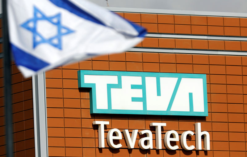 © Reuters. An Israeli flag flutters near the logo of Teva Tech which is part of Teva Pharmaceutical Industries in Neot Hovav, southern Israel