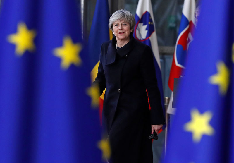 © Reuters. May dice que el Brexit seguirá adelante, prepara tensas reuniones con su gabinete