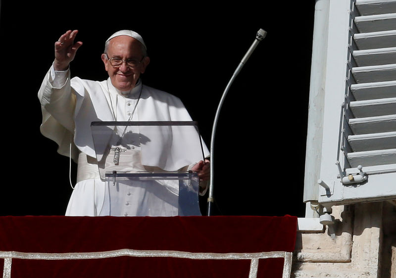 © Reuters. Pope Francis waves during his Sunday Angelus prayer, on the day of his birthday, in Saint Peter's square at the Vatican