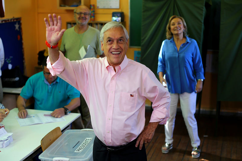 © Reuters. Los chilenos acuden a las urnas en una reñida pugna presidencial