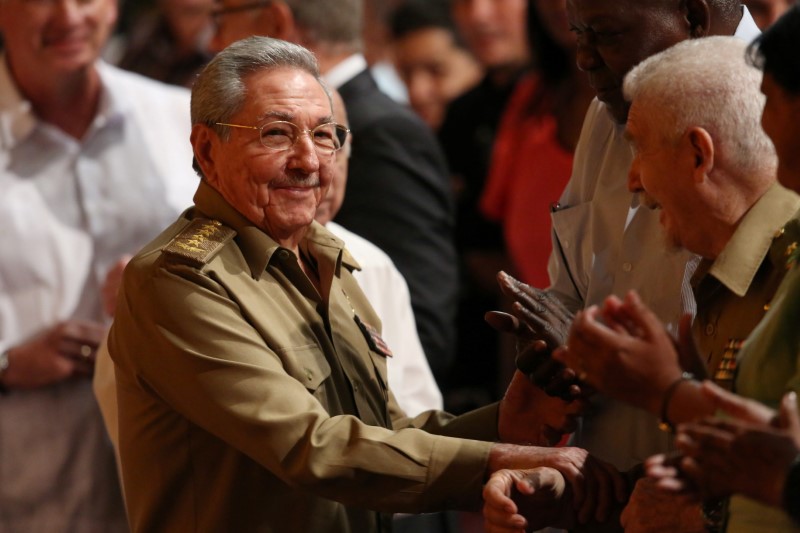 © Reuters. Cuba's President Raul Castro attends a ceremony marking Russia's Red October revolution's centenary in Havana, Cuba