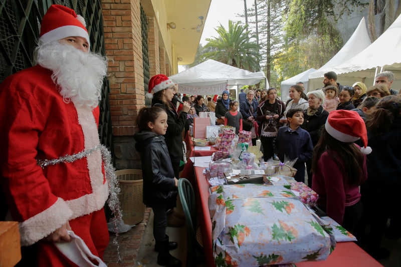 © Reuters. افتتاح سوق لعيد الميلاد في الجزائر