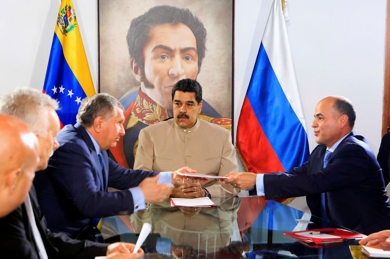 © Reuters. Venezuela's President Nicolas Maduro, head of Russian state oil firm Rosneft Igor Sechin, and Venezuela's Oil Minister Manuel Quevedo meet in Maiquetia