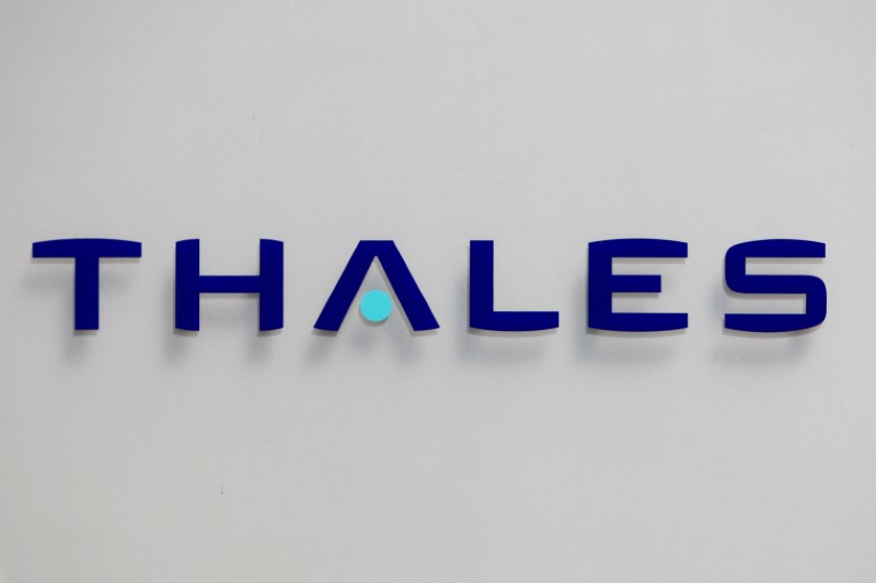 © Reuters. FILE PHOTO - The logo of French defence and electronics group Thales is seen at the company's headquarters in Neuilly