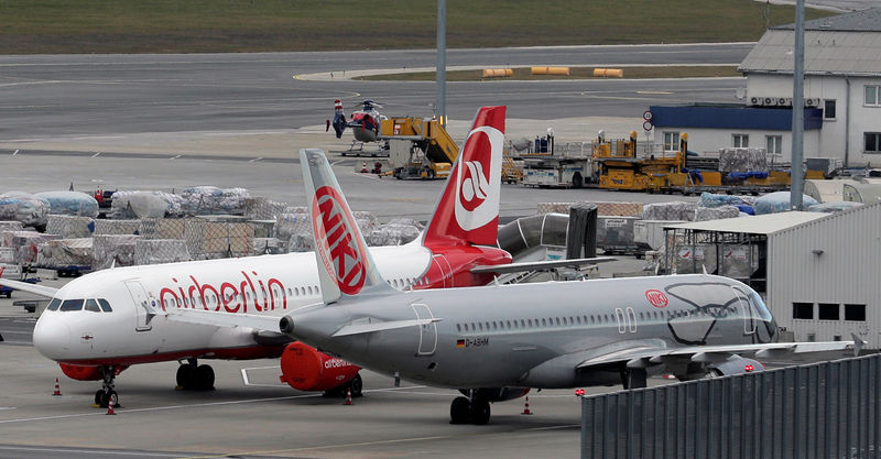 © Reuters. FILE PHOTO - Air Berlin aircraft parks next to a Niki airplane at Vienna International Airport in Schwechat