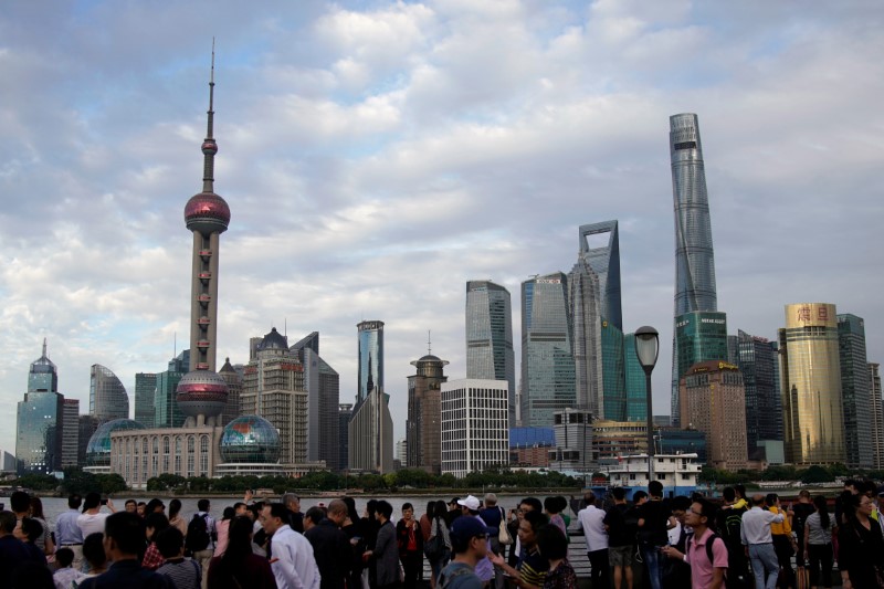 © Reuters. People visit the Bund in front of Shanghai's financial district of Pudong in Shanghai