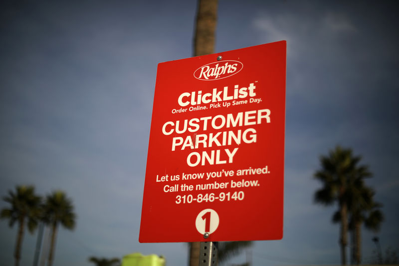 © Reuters. A sign for the Kroger's ClickList online ordering and curbside pickup service is seen at Ralph's grocery store in Los Angeles