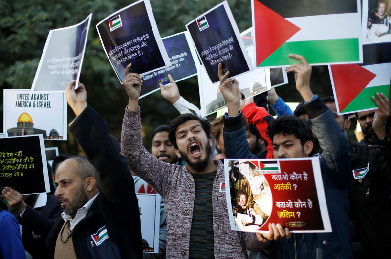 © Reuters. Protestors shout slogans during a protest, organised by various religious organisations, against the U.S. decision to recognise Jerusalem as the capital of Israel, in New Delhi