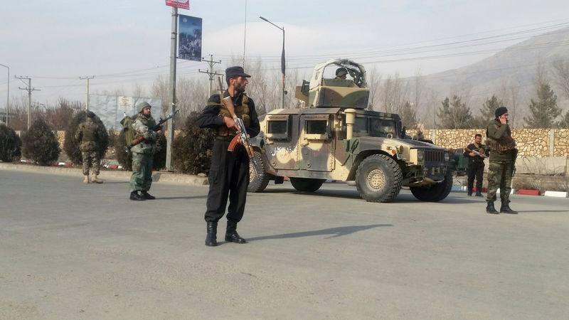© Reuters. مسلحون يسيطرون على مبنى في العاصمة الأفغانية ويطلقون النار على قوات الأمن