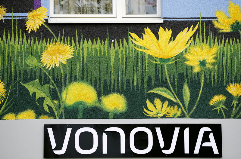 © Reuters. FILE PHOTO - The logo of German real estate company Vonovia is seen at a Vonovia building in Essen