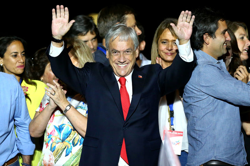 © Reuters. Conservador Sebastián Piñera comemora vitória em eleição presidencial do Chile