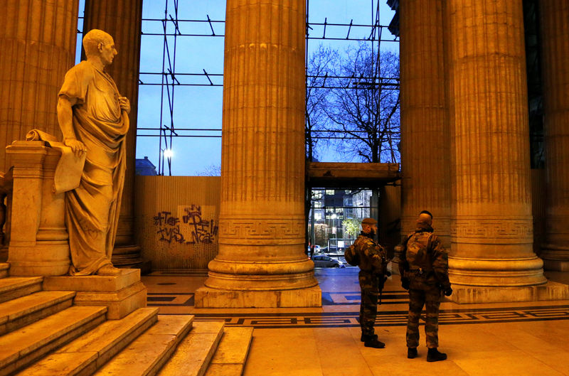 © Reuters. Belgian soldiers stand guard outside the hearing for Paris attacks suspect Abdeslam in Brussels