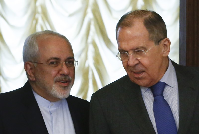 © Reuters. Foreign Ministers Lavrov of Russia and Zarif of Iran attend a meeting in Moscow