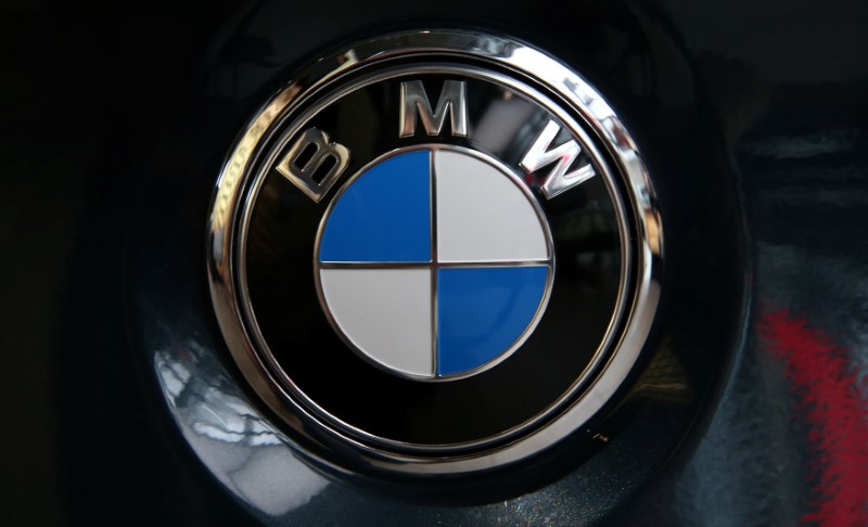 © Reuters. FILE PHOTO: The logo of BMW before the company's annual news conference in Munich