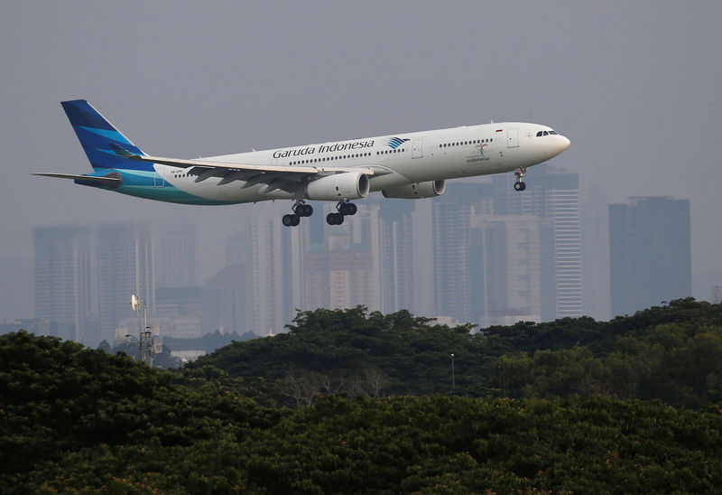 © Reuters. Garuda Indonesia airplane as seen before landing at Soekarno Hatta airport in Jakarta
