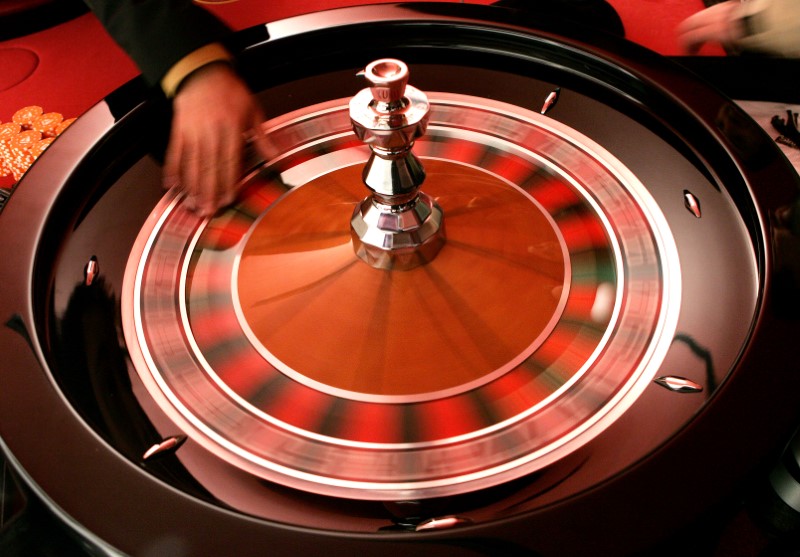 © Reuters. Croupier turns the roulette
