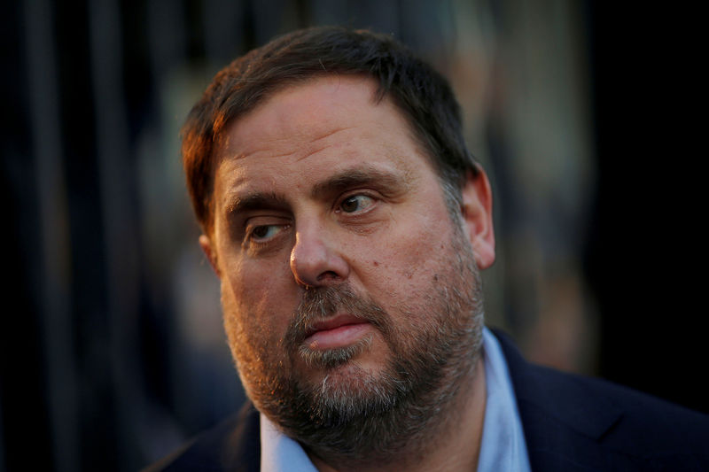 © Reuters. Ex-vice-presidente da Catalunha Oriol Junqueras, do lado de fora da Universidade de Barcelona, na Espanha