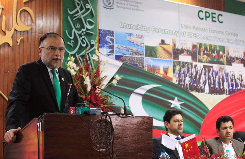 © Reuters. Ahsan Iqbal, Pakistan's Minister of Planning and Development, speaks during the launch ceremony of the CPEC long-term cooperation plan in Islamabad