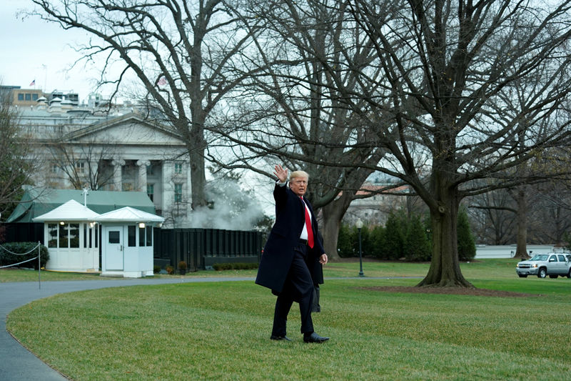 © Reuters. U.S. President Donald Trump waves as he walks on South Lawn of the White House in Washington