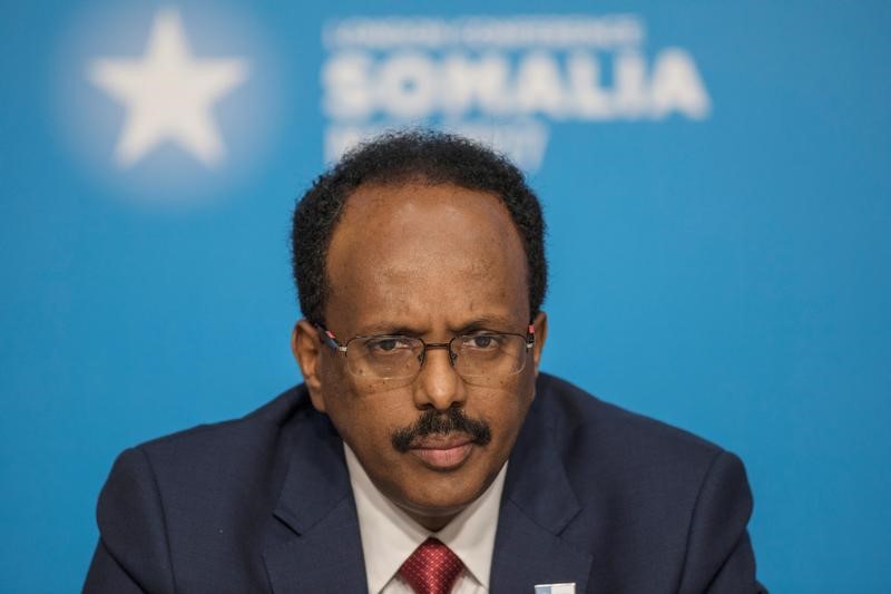 © Reuters. الرئيس الصومالي يتعهد ببذل جهد أكبر بعد وقف أمريكا مساعداتها للجيش