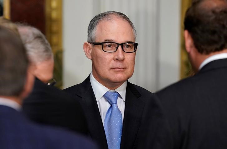 © Reuters. Administrator of the Environmental Protection Agency Scott Pruitt stands after the swearing-in ceremony for US Ambassador to Canada Kelly Knight Craft in Washington