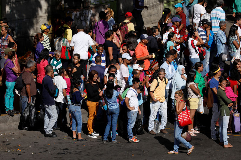 © Reuters. Venezuelanos buscam forma de se locomover após paralisação no metrô por blecaute em Caracas