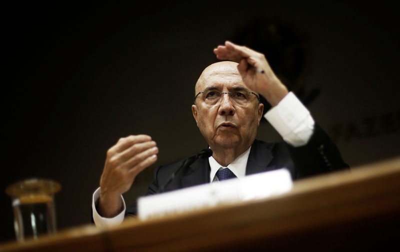 © Reuters. Ministro da Fazenda, Henrique Meirelles, durante coletiva de imprensa em Brasília