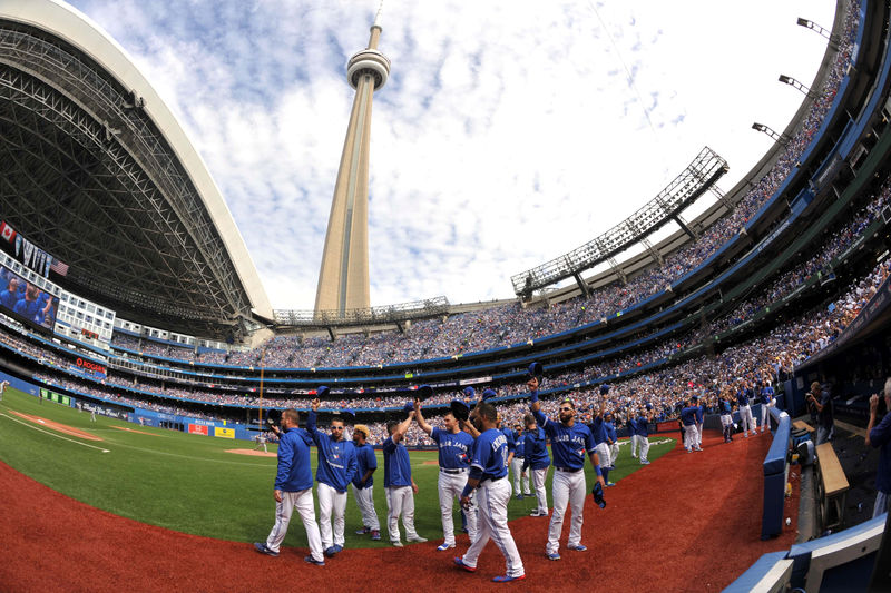 © Reuters. FILE PHOTO: Toronto Blue Jays players salute fans in the third inning of their final regular season home game against Tampa Bay Rays at the Rogers Centre in Toronto