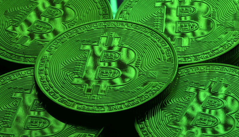 © Reuters. FILE PHOTO: Virtual currency Bitcoin tokens are seen in this illustration picture